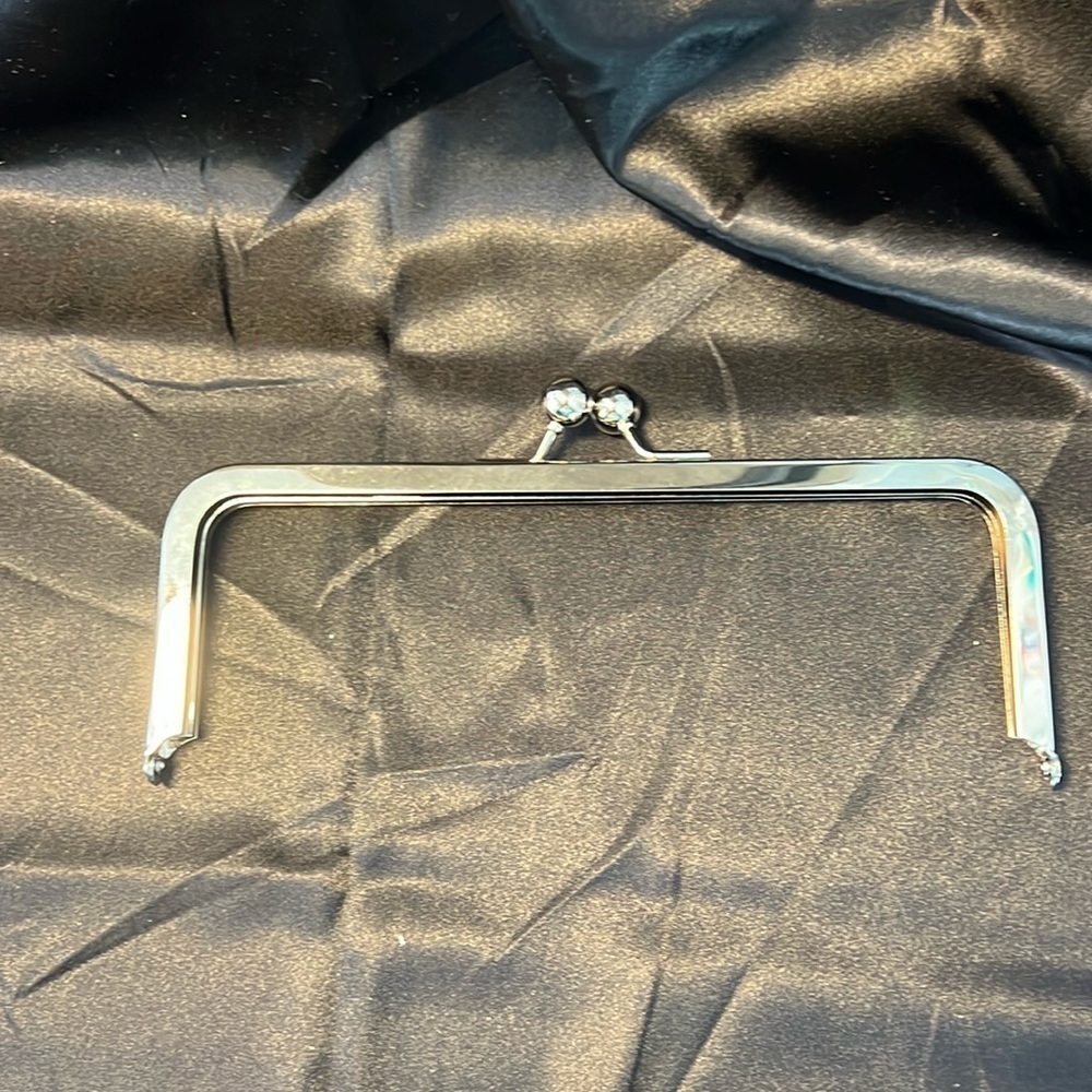 Purse top frame,kiss closure. 8” x 3”. Lot of 8 -5 silver tone, 3 gold tone.